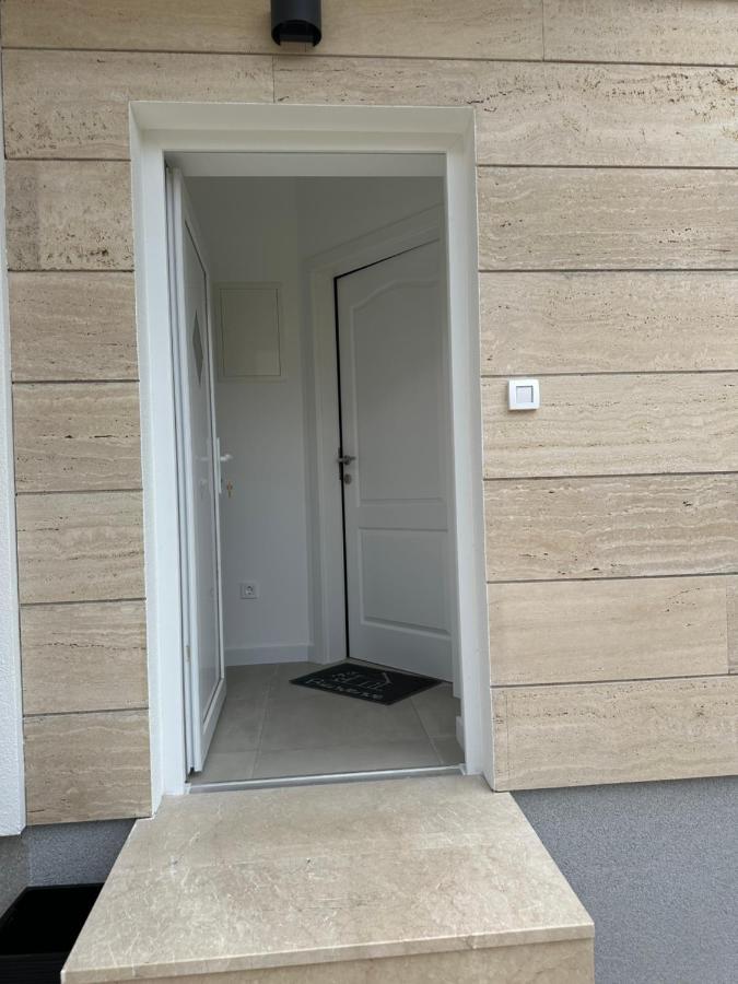 Apartment & Room Iris Zara Esterno foto