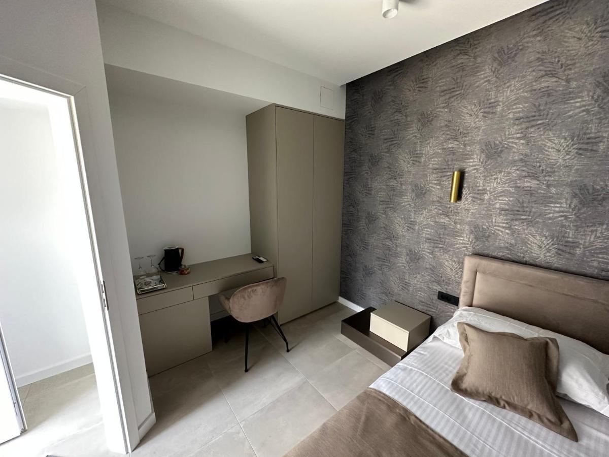 Apartment & Room Iris Zara Esterno foto