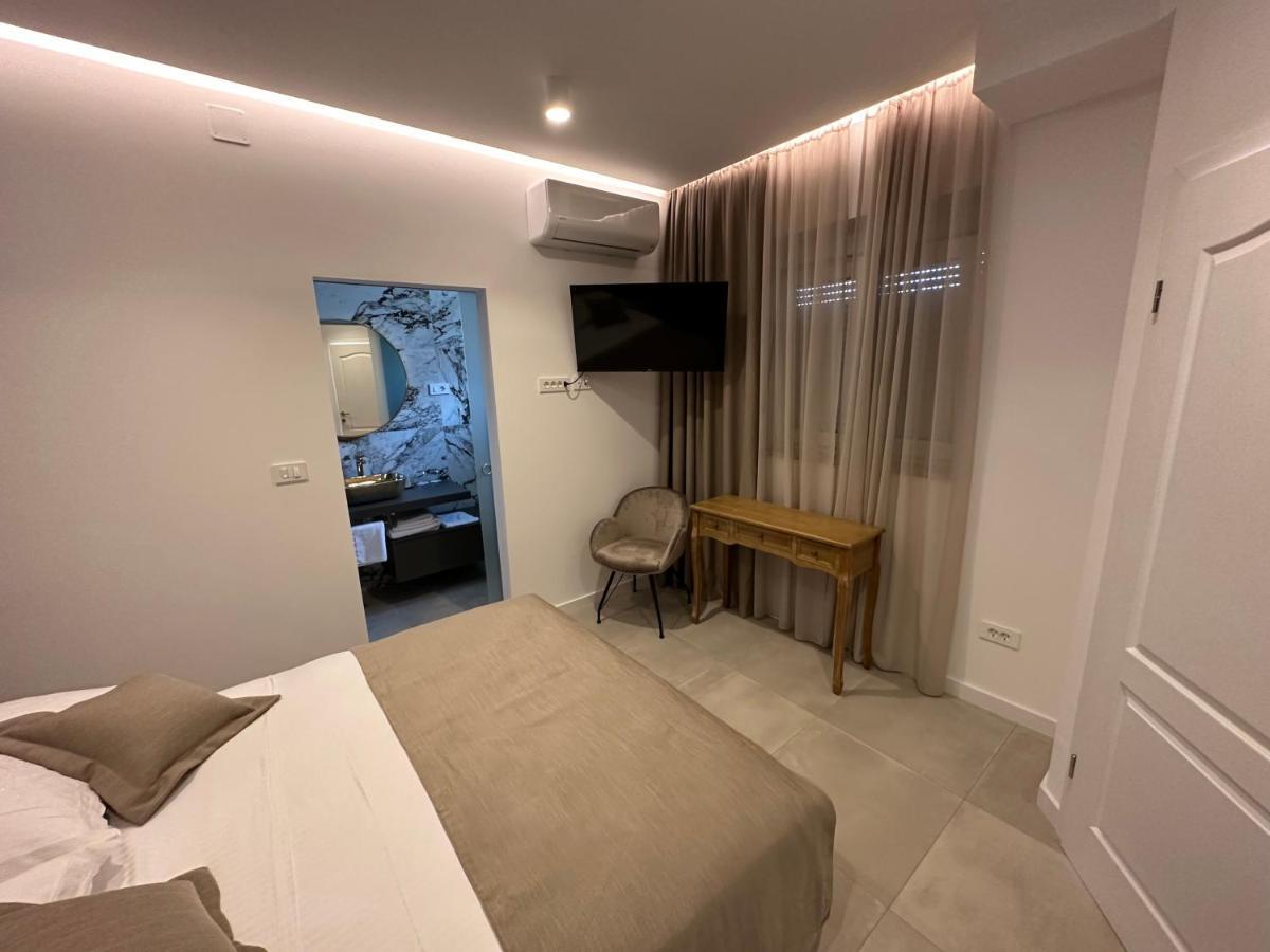 Apartment & Room Iris Zara Esterno foto